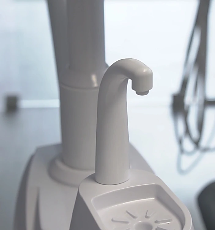Detalle de la unidad dental blanca del consultorio, con luz suave